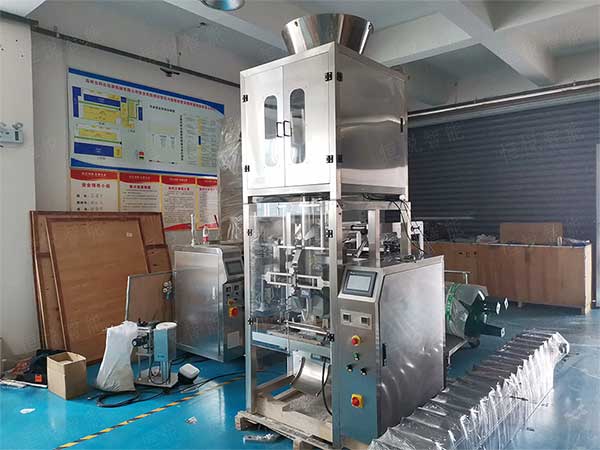 全套粉體自動蜜桃久久久久久流水線由螺杆計量機、真空上料機、成品輸送機組成